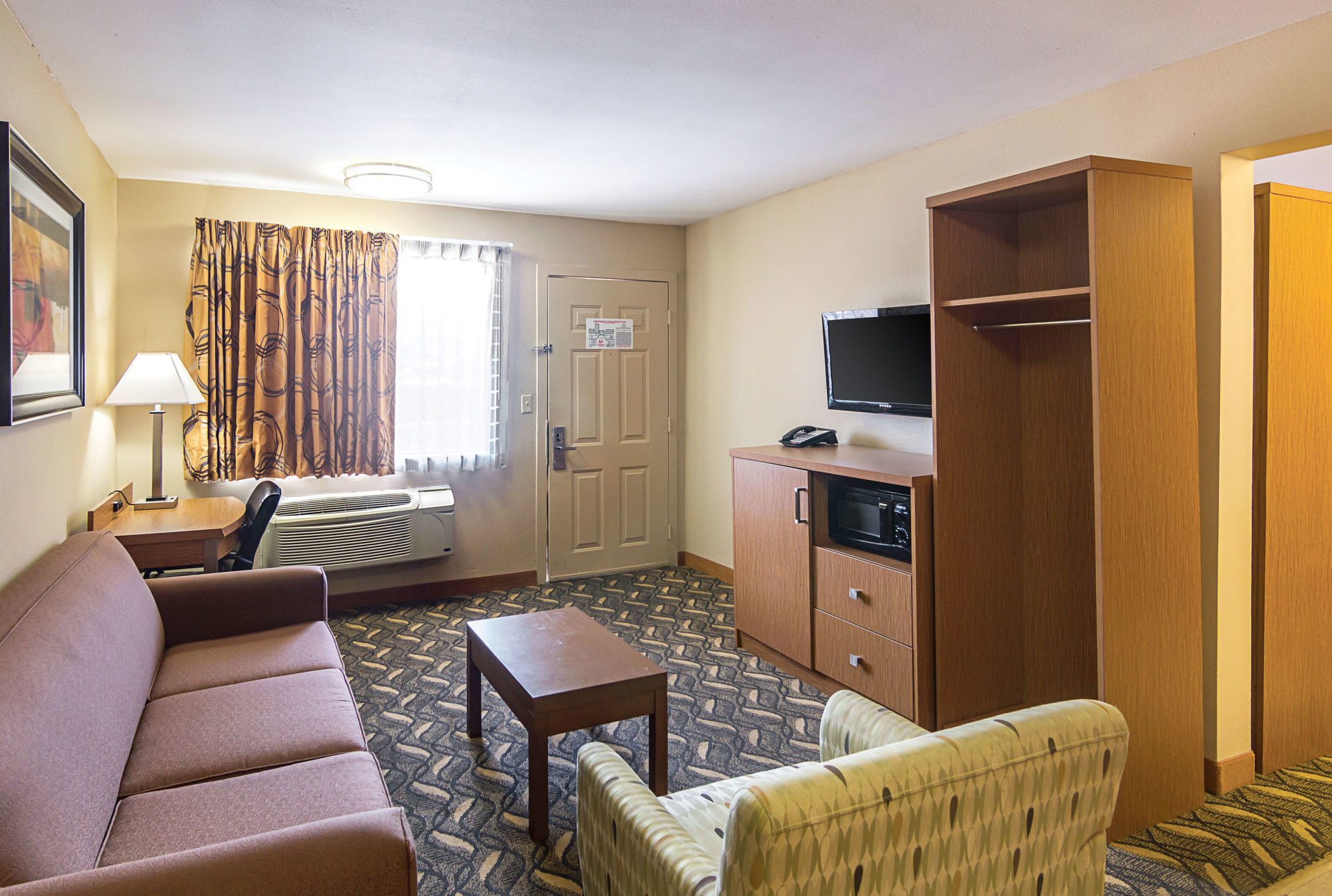 Days Inn & Suites By Wyndham Arlington Near Six Flags Room photo